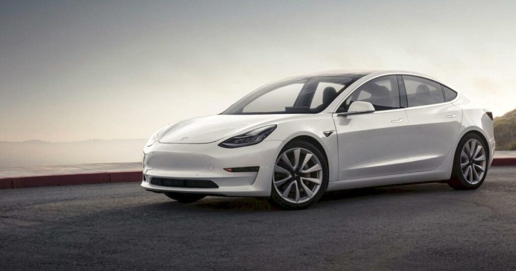 Tesla Model 3 è la terza vettura più venduta in UK in Agosto