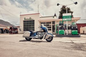 10_Indian_Motorcycle_Chieftain_Classic_2019_Deep_Water_Metallic_over_Dirt_Track_Tan