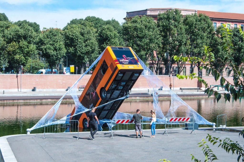 Spider-Man Darsena Milano: salvato un autobus a colpi di ragnatela