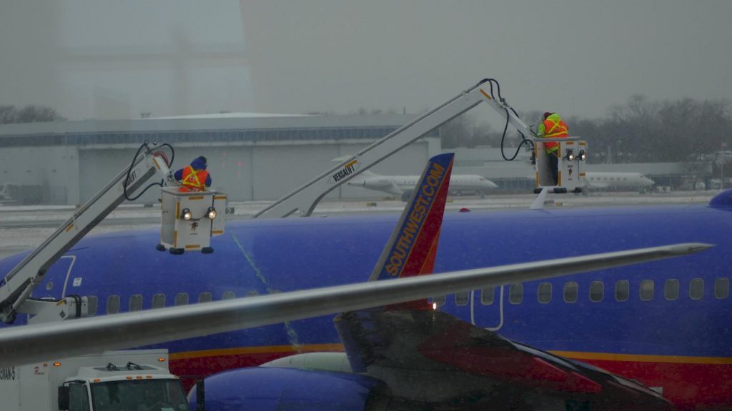 Deicing aereo: cos’è e come funziona la lotta al ghiaccio sulle ali