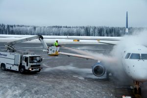 de-icing-airplane