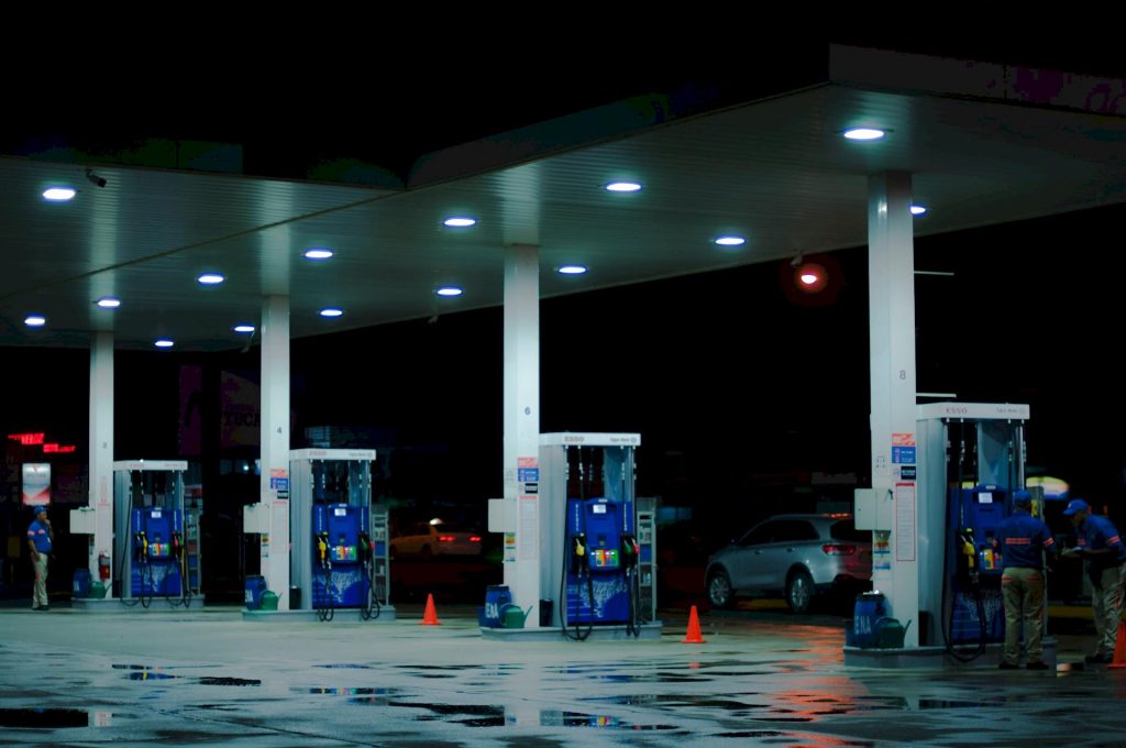 Nuove sigle carburanti: come cambiano le etichette