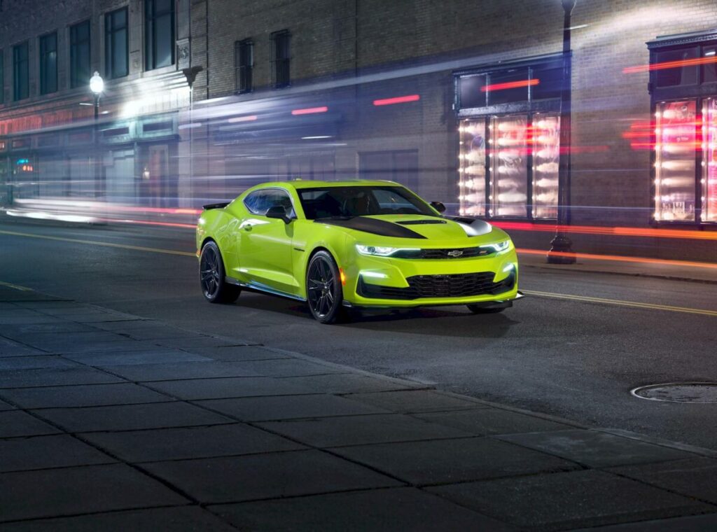 Chevrolet Camaro: shock yellow