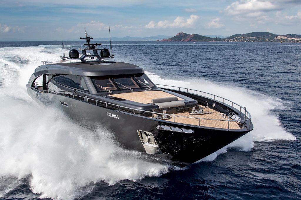 CCN MY Freedom 2019, Yacht da 28 metri firmato Roberto Cavalli