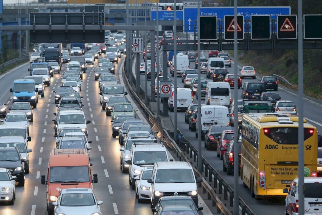 traffico automobili autostrada