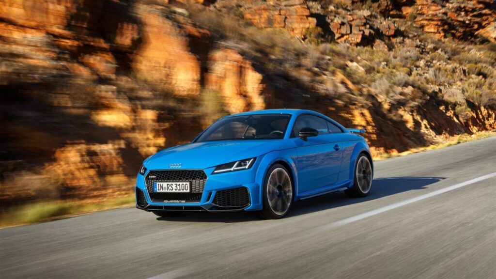 Nuova Audi TT RS: Coupé e Roadster dal look più incisivo in arrivo a Giugno