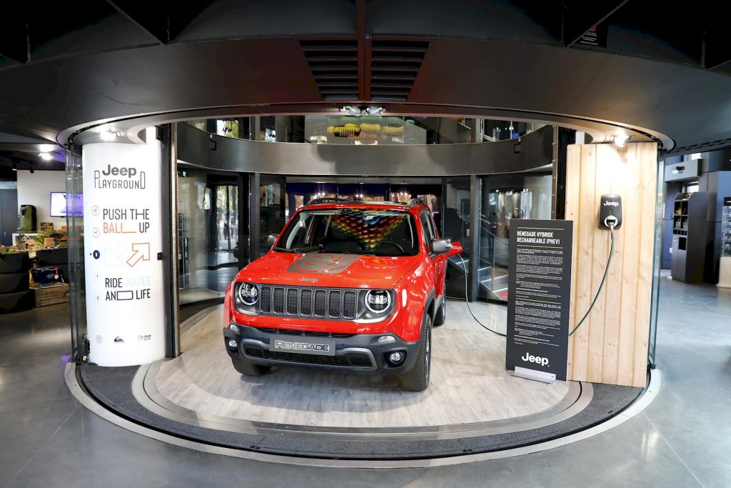 Jeep Renegade Plug-in Hybrid al MotorVillage Champs-Elysées di Parigi