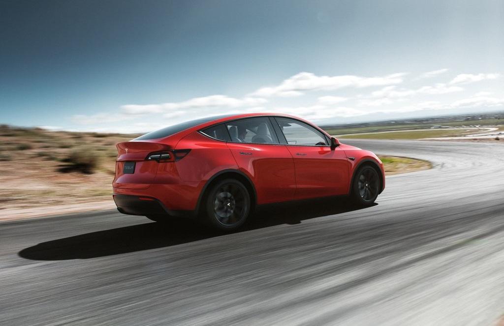 Tesla Model Y in strada