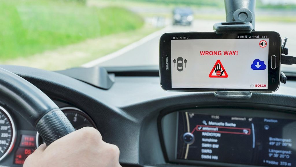 Il wrong-way driver warning gratuito di Bosh avvisa le auto dei contromano