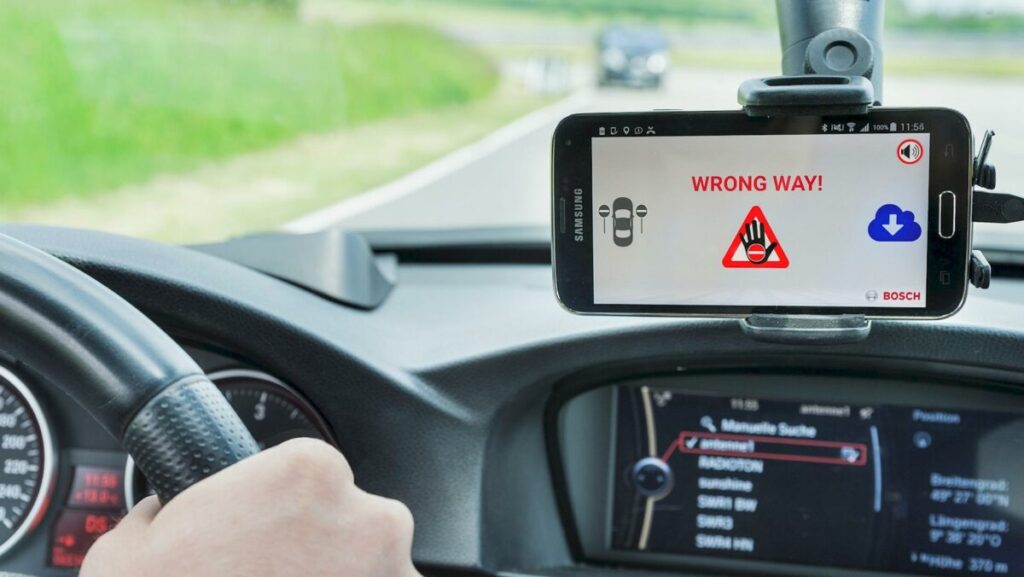 Il wrong-way driver warning gratuito di Bosh avvisa le auto dei contromano
