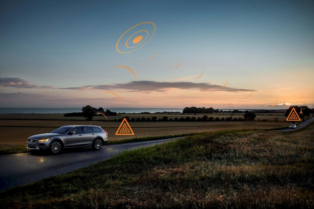 Hazard Light Alert e Slippery Road Alert: la sicurezza nel futuro di Volvo