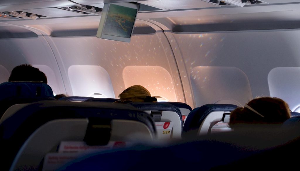 Come dormire in aereo: 10 consigli per arrivare riposati e rilassati