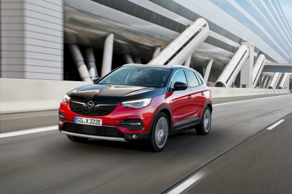 Opel Grandland X Hybrid4: SUV integrale ibrido plug-in da 300 CV