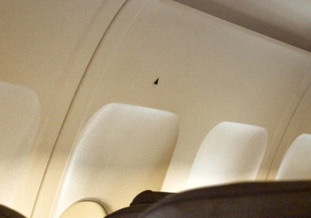 Cos’è il triangolo nero sopra al finestrino degli aerei?