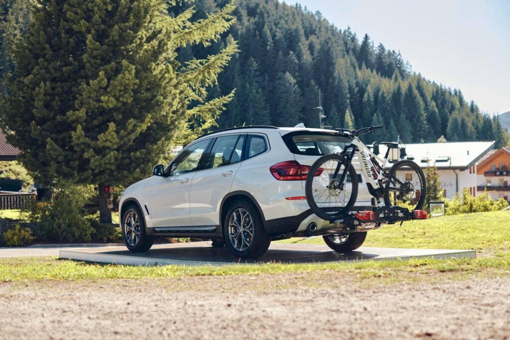 BMW X3 Special Edition con portabici posteriore e mtb e-bike Specialized