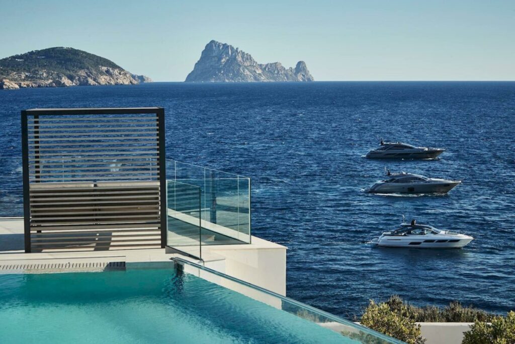 Pershing Yacht Terrace al 7Pines Resort di Ibiza