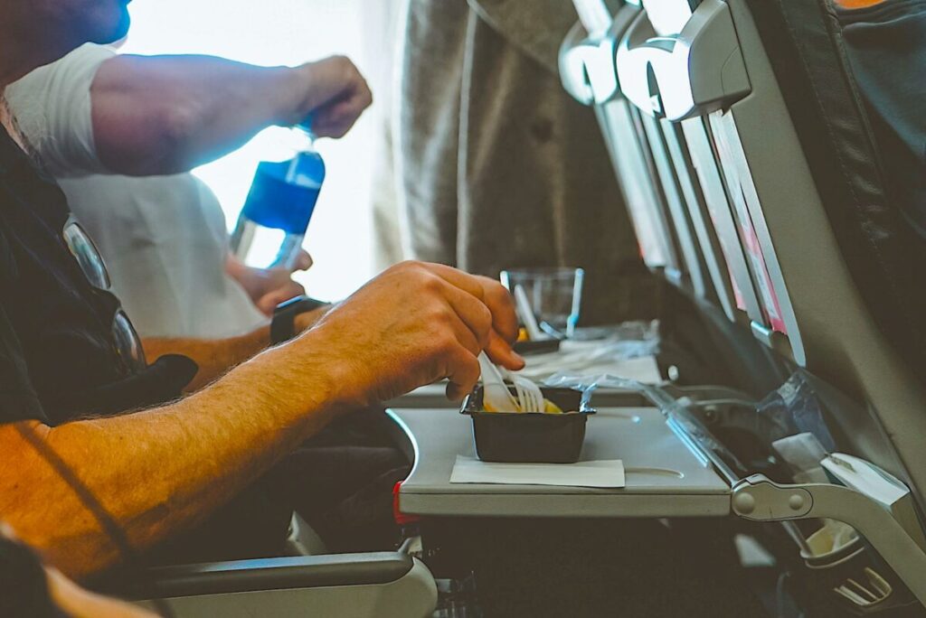 Cosa si mangia in aereo: come conoscere il menù in anticipo.