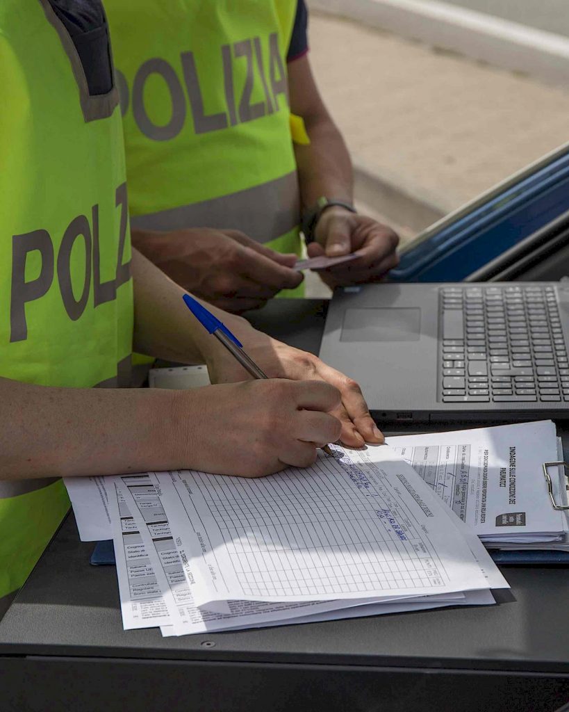 89enne senza patente e assicurazione fermato in contromano in autostrada