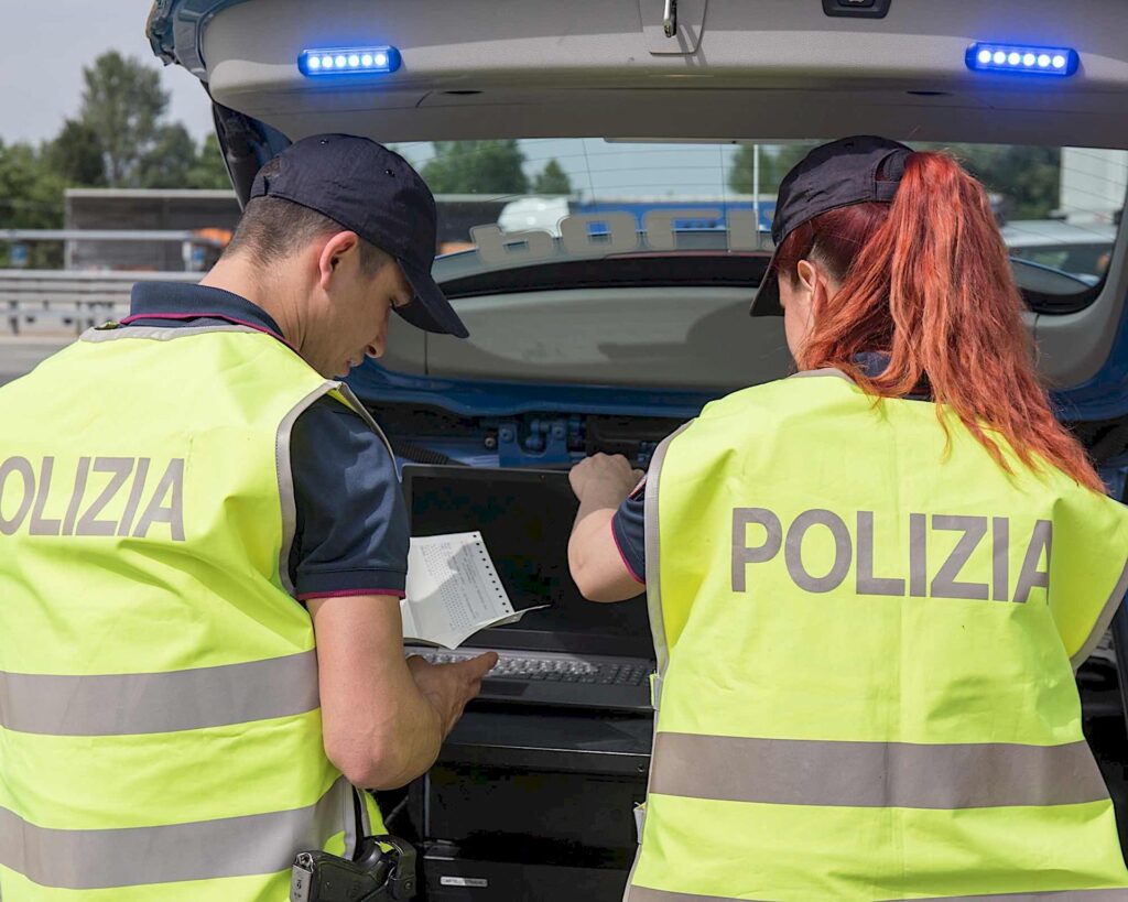 Sulla A5 in Val d’Aosta fermate ben due auto in contromano in contemporanea