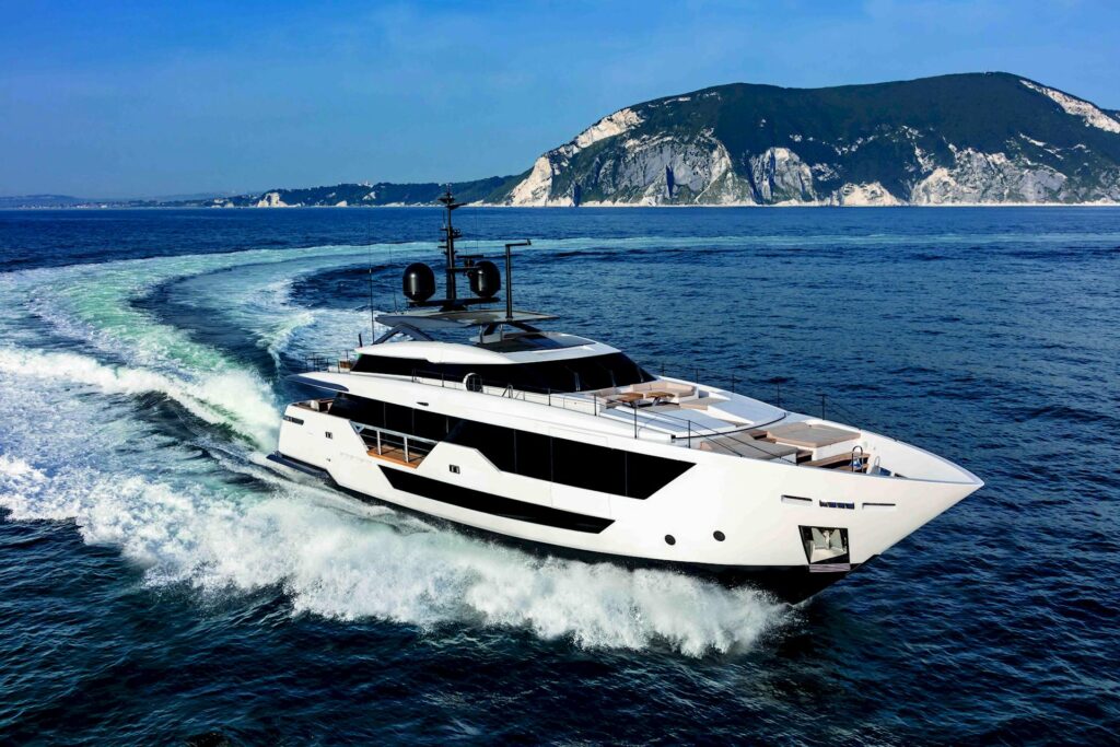 Custom Line 106: al debutto lo yacht da 32m