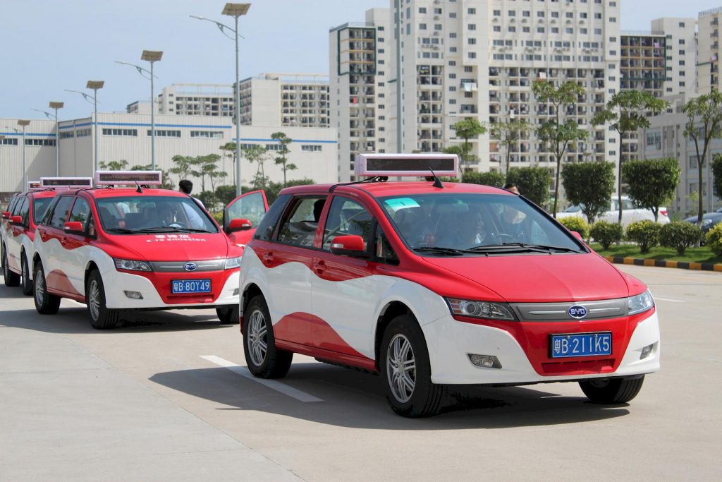 Pechino convertirà 70.000 taxi in elettrico
