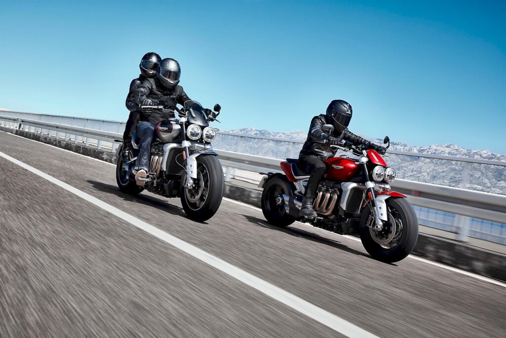 Triumph Rocket 3 R e Rocket 3 GT: roadster muscolose con motore di serie più grande del mondo