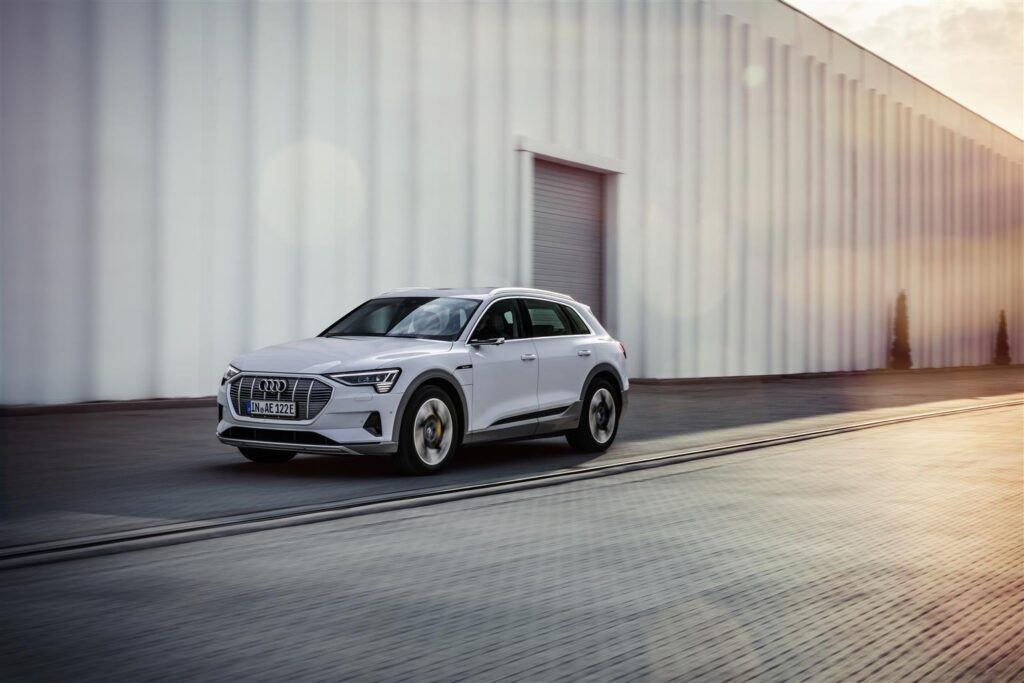 Nuova Audi e-tron 50 quattro: autonomia e prezzo del SUV elettrico