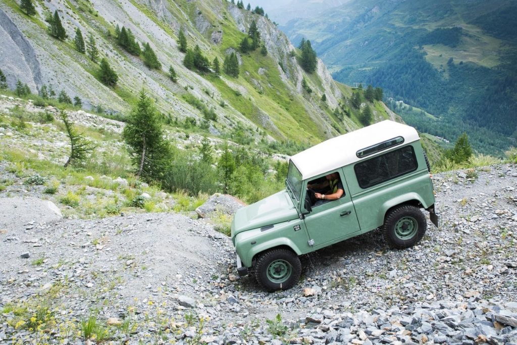 Lounge Jaguar Land Rover Courmayeur: sale in quota la storica Defender