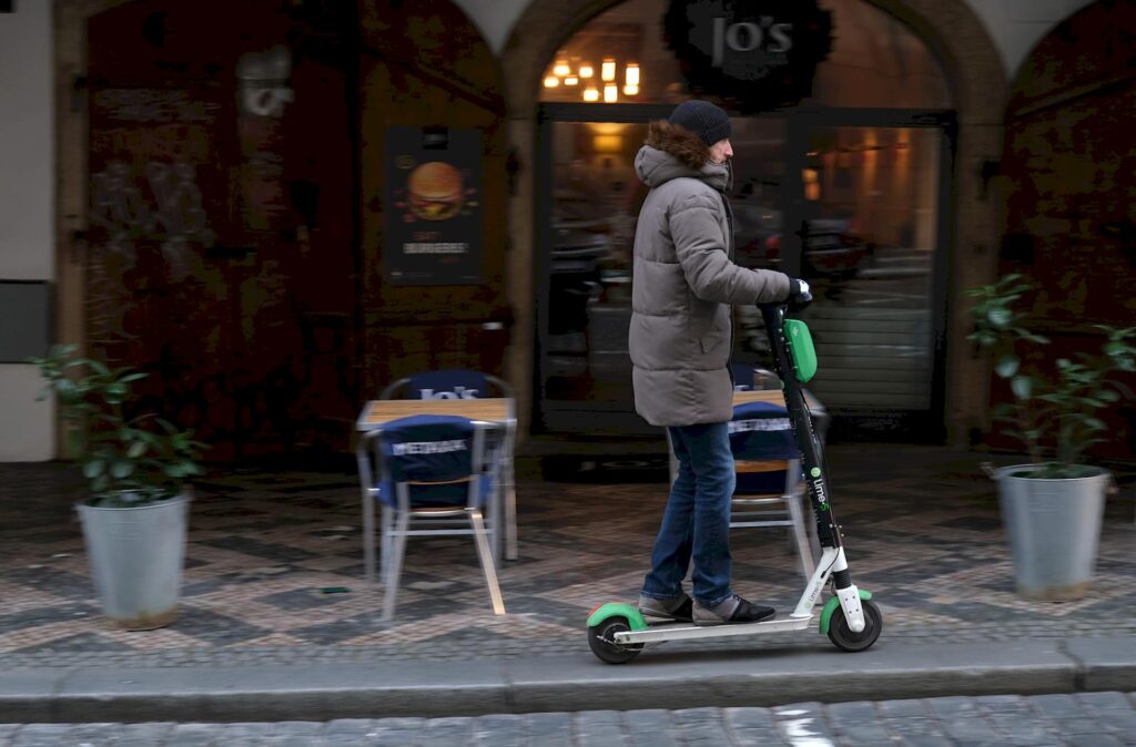 Monopattino elettrico in città: come funziona, velocità ed autonomia