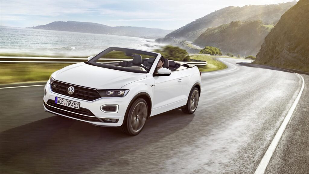 Nuova Volkswagen T-Roc Cabriolet: design distintivo per gli appassionati dell’open air