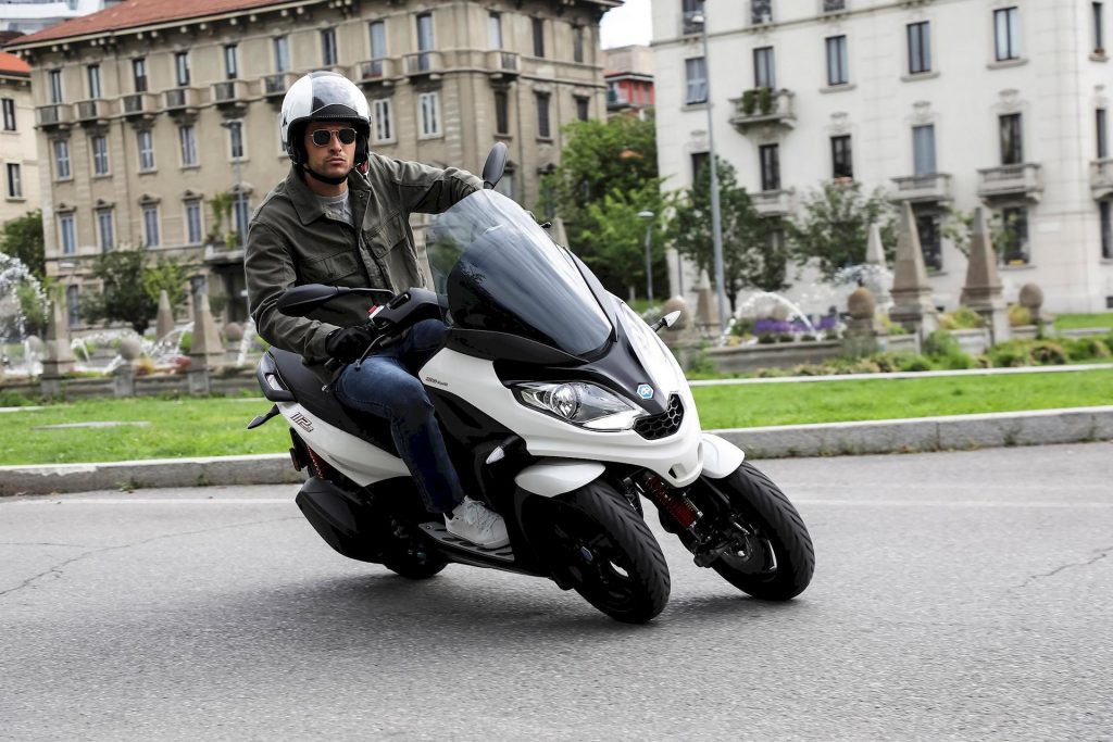 Peugeot Motocycles condannata a Parigi e Milano: ha usato un brevetto Piaggio per il tre ruote Metropolis
