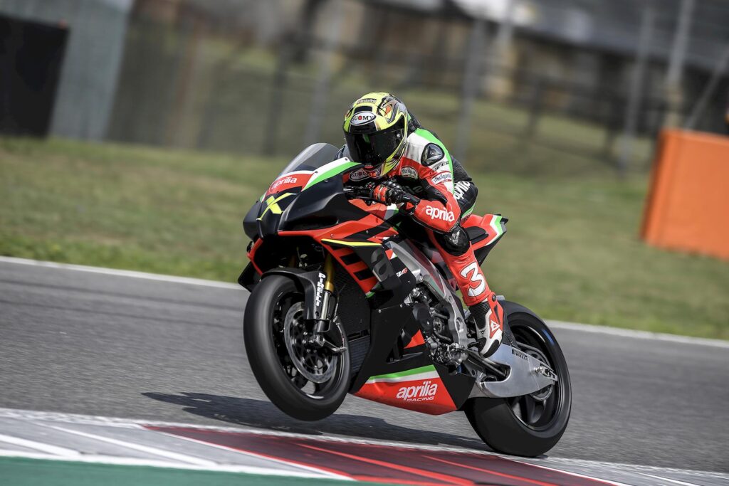 Aprilia RSV4 X, Superbike da 225 CV per 165 Kg in pista al Mugello con Max Biaggi