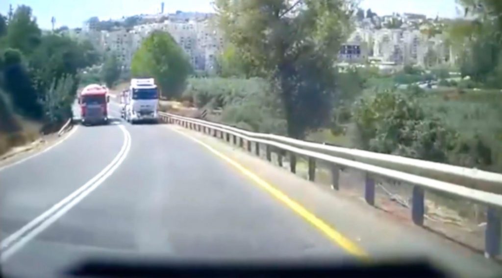 Camion sorpassa in curva, tragedia sfiorata [VIDEO]