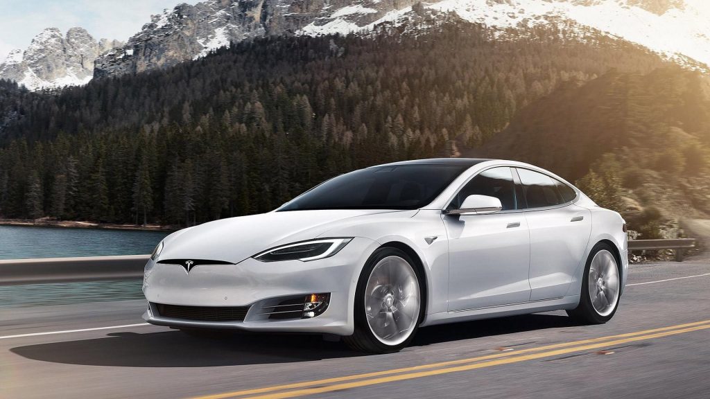 Il sistema a guida autonoma di Tesla ad abbonamento: giusto o sbagliato?