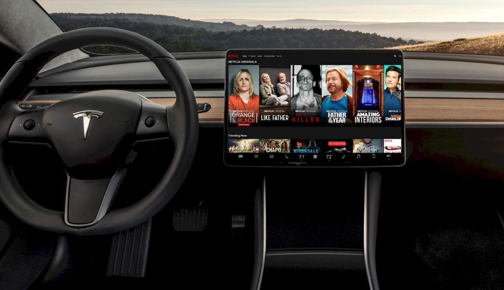 Tesla V10: con il nuovo software film, telefilm, karaoke e… ristoranti a caso, davvero.