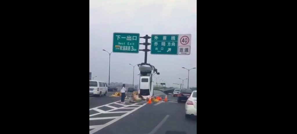 Incidente in Cina: l’auto si ferma in verticale [VIDEO]