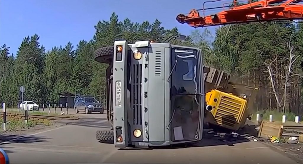 Incidente in Russia: Camion si ribalta al passaggio del treno [Video]