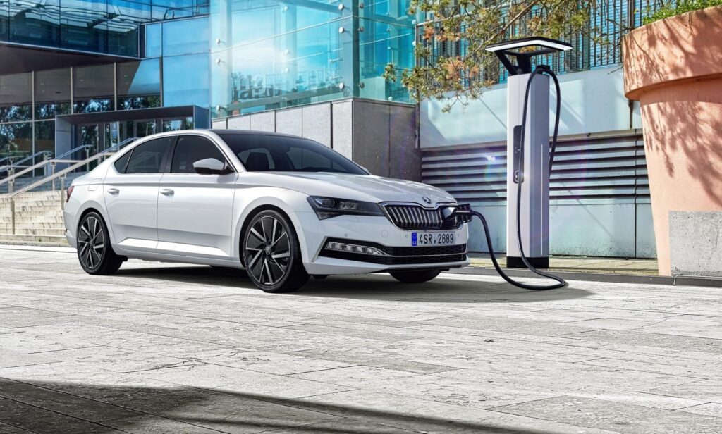 Skoda Superb iV: prezzi e allestimenti del primo modello ibrido plug-in