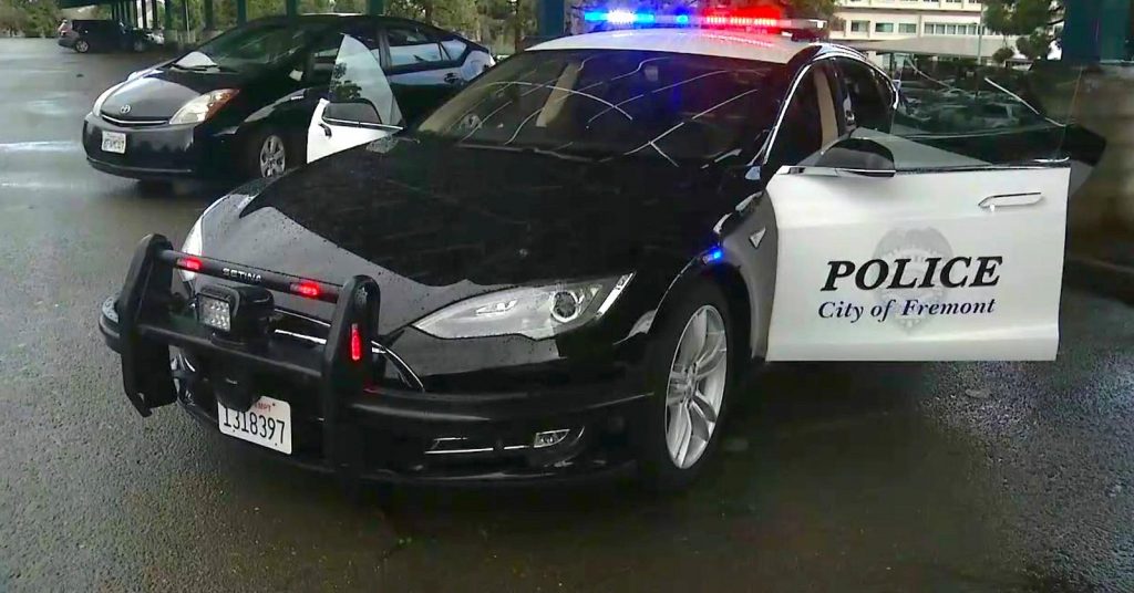 Tesla della Polizia finisce la carica durante l’inseguimento