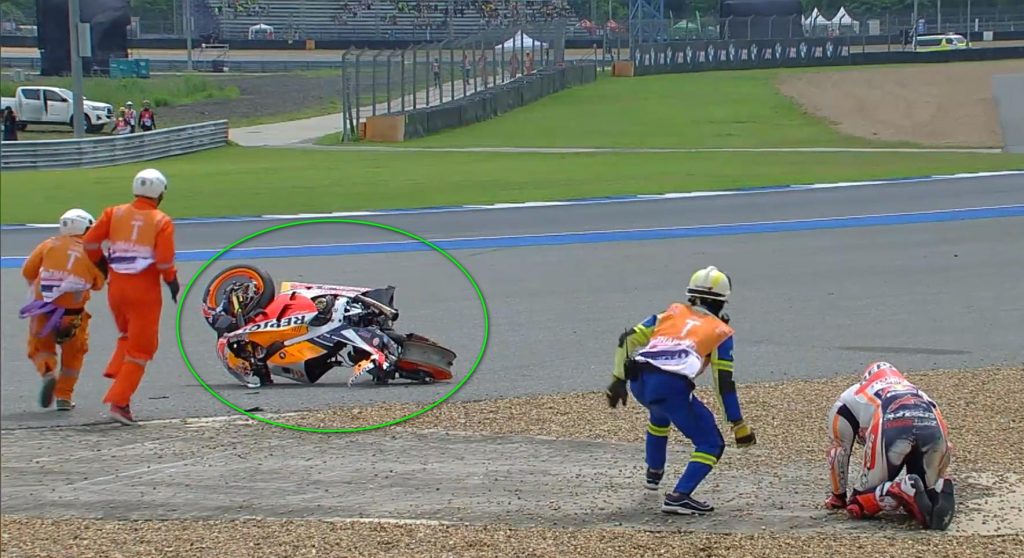 Video incidente Marquez in Thailandia: pauroso highside e Honda spezzata in due