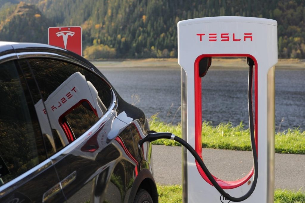 Tesla Supercharger: la California brucia e le auto rimangono a secco