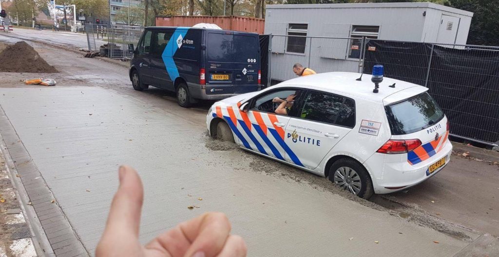 Epic Fail della Polizia Olandese: entrano nel cemento appena posato
