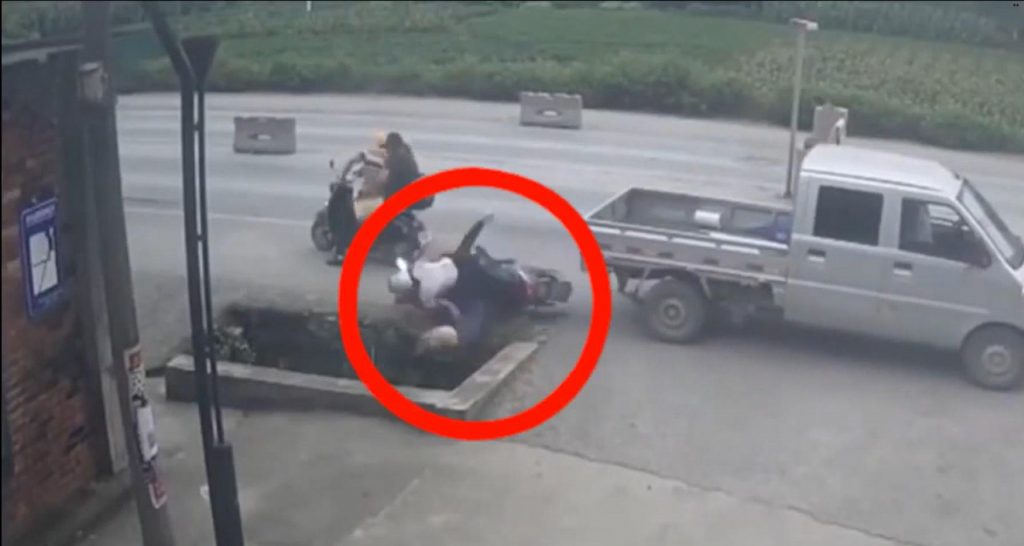 Cina: incredibile incidente di un camioncino in retromarcia [Video]