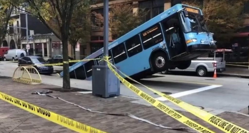Incidente Autobus: si apre voragine in strada e il bus ci finisce dentro [VIDEO]