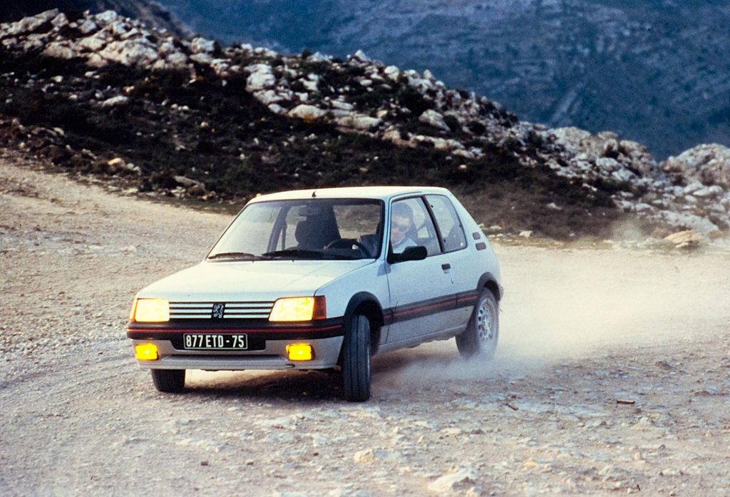 I mitici anni ’80: la Peugeot 205 GTi, icona di un’intera generazione.
