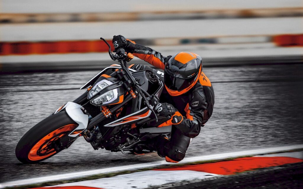 KTM 890 Duke R: il video della presentazione