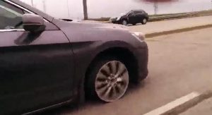 auto ruota bucata in autostrada