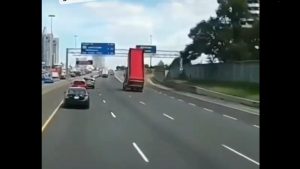 camion ribaltabile autostrada