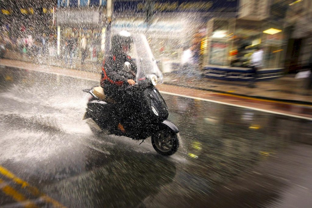 Tuta antipioggia per moto e scooter: le migliori primavera 2023