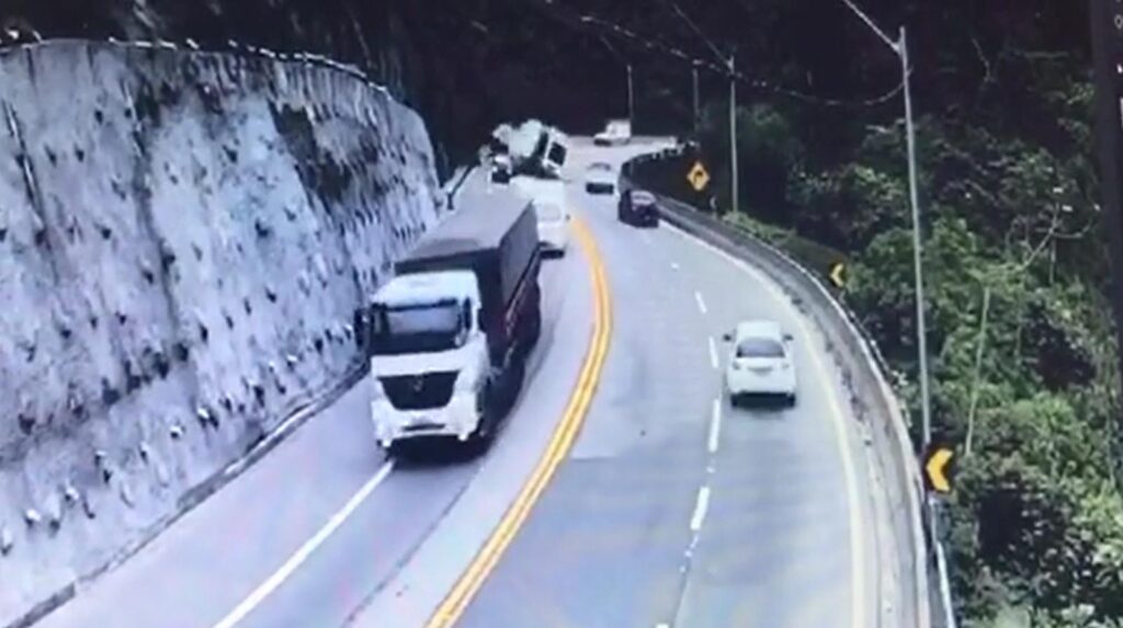 Camion si ribalta in curva